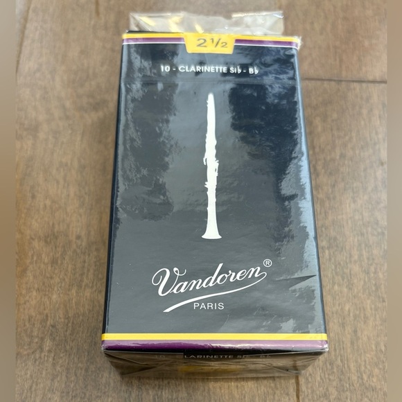 4/$20 Vandoren Paris Clarinet Reeds 2.5 Strength- 10 pack. NIB - Picture 3 of 6
